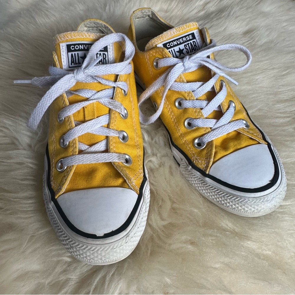 Converse - Yellow crop - Men’s 4/ Women’s 6